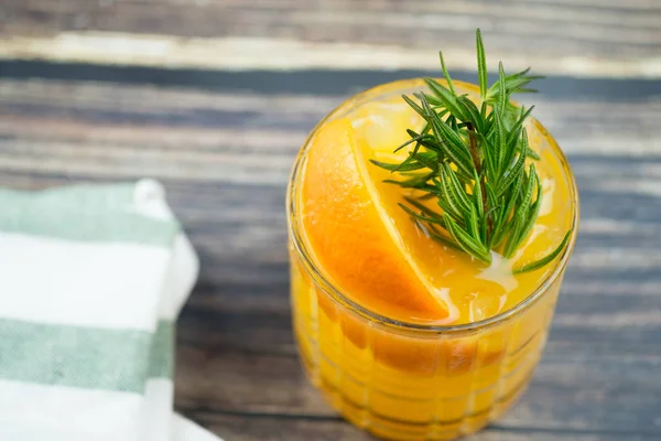 Szklanka soku pomarańczowego z kostkami lodu — Zdjęcie stockowe