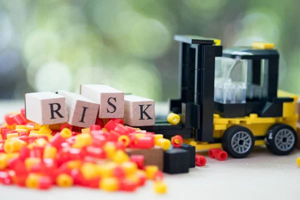 Leksak gaffeltruck med brev block risk. Begreppet riskbedömning — Stockfoto