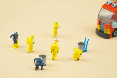 Tehlike takım elbiseli itfaiyecilerin minyatür insanlar figürleri