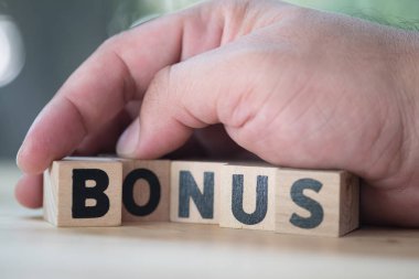 Kelimelerle engelle Bonus insan elinde