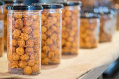 Satılık karamelli patlamış mısır kutusu.