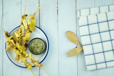 Sıcak ve baharatlı sos ile servis ahşap sopa sarı zencefil ot ile kalamar ızgara kapatın