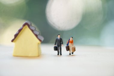 Minyatür insanlar : çift yeni eve hareketli