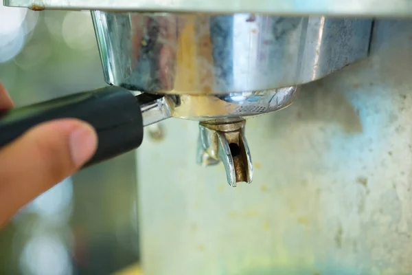 Close-up van de houder waarvan een koffie wordt gegoten. — Stockfoto