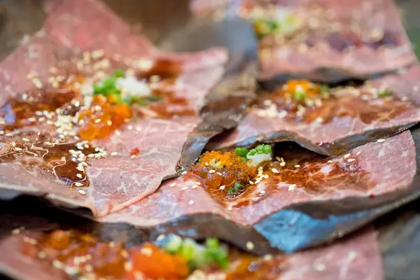 Κοντινό κομμένο σε φέτες wagyu βόειο κρέας σε φύλλα hobo ετοιμαστείτε να σχάρα — Φωτογραφία Αρχείου
