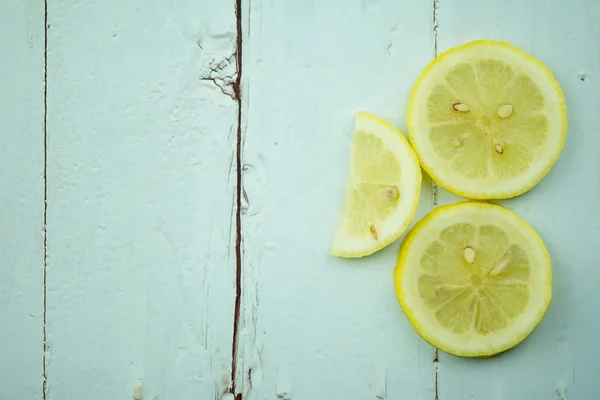 Mitad de limón sobre fondo de madera . — Foto de Stock
