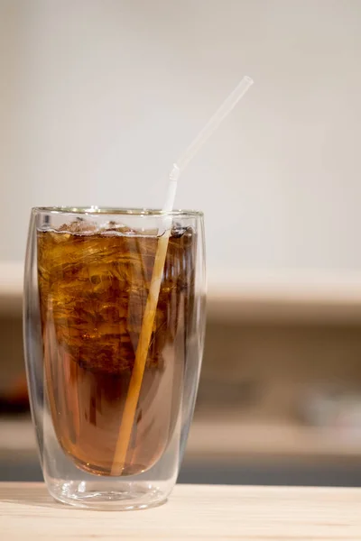 Masaya konulan bir bardak alkolsüz içecek — Stok fotoğraf