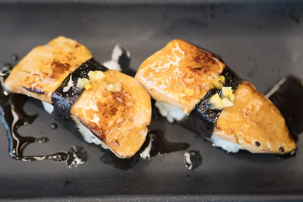 Foie gras sushi la grătar mâncare în stil japonez — Fotografie, imagine de stoc
