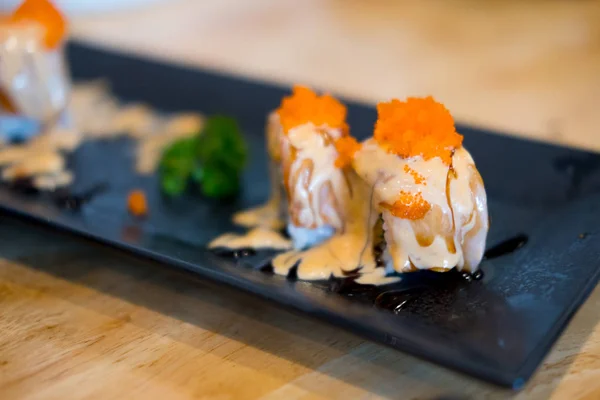 Sushi cu somon cu caviar — Fotografie, imagine de stoc