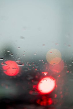 Görüntü bulanıklaştı. Araba camına yağmur damlaları damladı. Yola odaklandı.