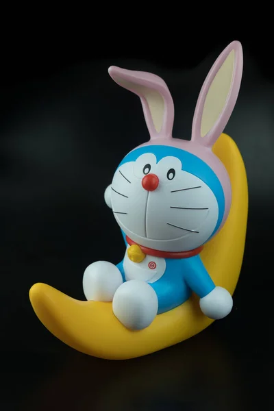 Bangkok, Thailand - October 6, 2019 : Cute toy of Doraemon sit on the half moon. Set of bucket popcorn to promote the movie (Doraemon: Nobita's Chronicle of the Moon Exploration) from Major Cineplex Group Plc. in Thailand — ストック写真