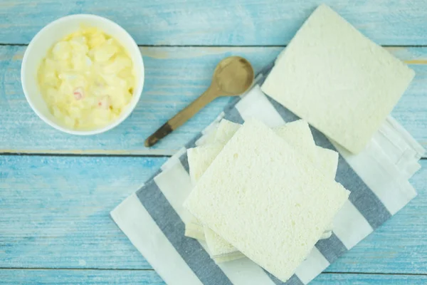 Huevo hervido mezclado con crema de ensalada de mayonesa en un tazón con pan blanco. Concepto de comida sana casera — Foto de Stock