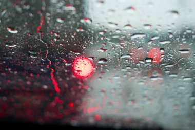 Arabanın cam zemininde yağmur damlası