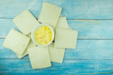 Mayonez salata kremiyle karıştırılmış haşlanmış yumurta ve beyaz ekmek. Ev yapımı sağlıklı yiyecek kavramı