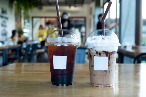 Feche o copo de café americano de gelo e chocolate gelado — Fotografia de Stock