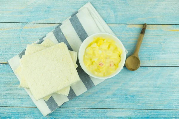 Œuf bouilli mélangé à la crème de salade mayonnaise dans un bol avec du pain blanc. Concept d'aliments sains faits maison — Photo