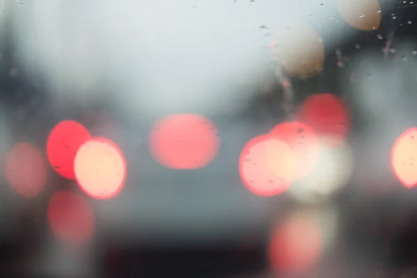 Vista da cidade através de borrão com chuva forte na janela do carro — Fotografia de Stock