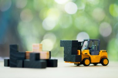 Bir forklift kamyonu tamamlanmamış iş ekibine siyah bir tahta bulmaca taşır. Verimli ve üretken bir iş birimi yaratma kavramı. Liderlik ve takım çalışması