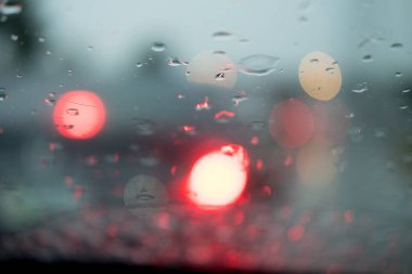 Görüntü bulanıklaştı. Araba camına yağmur damlaları damladı. Yola odaklandı.