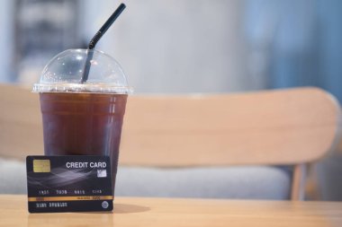 Müşteri, kredi kartıyla ödenmiş buzlu kahve alıyor.