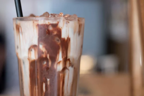 Eisschokolade in klarem Glas zeigt die Textur und erfrischend — Stockfoto