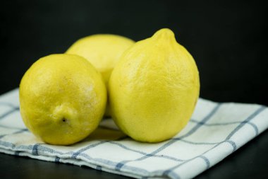 Taze organik limon. Ekşi limonata için doğal diyet meyvesi..