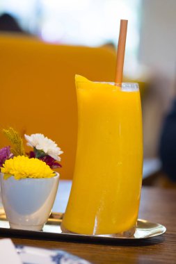 Bardakta mango püresi.