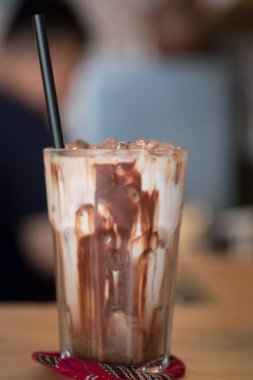 Buzlu çikolata, berrak bardakta. Dokusunu ve ferahlatıcısını gösteriyor.