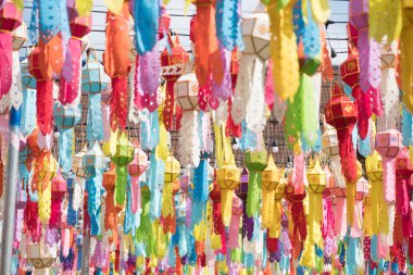 Wat Phra 'da asılı renkli kağıt fener Hariphunchai Lam