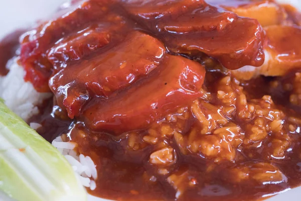 Красная свинина на гриле в соусе с подачей в блюде . — стоковое фото