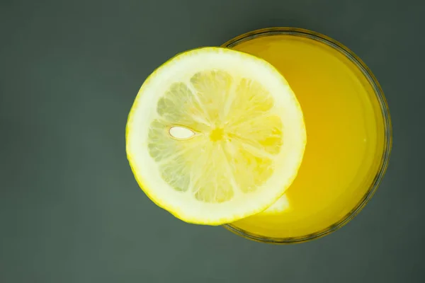 Jugo de naranja en el vaso sobre fondo oscuro — Foto de Stock