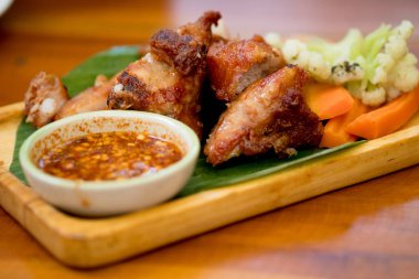 Balık soslu kızarmış domuz kaburgası ve acılı sos.