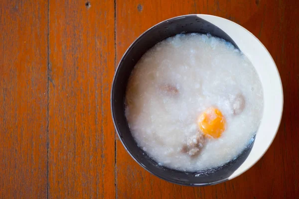 Daging babi rebus atau bubur dengan telur untuk sarapan ala Thailand. — Stok Foto