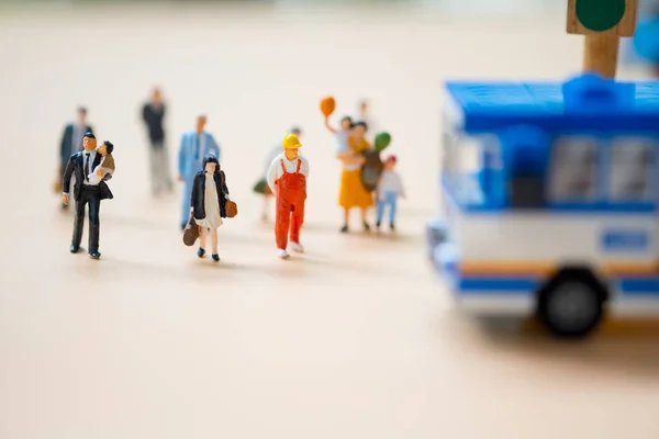 Мініатюрні люди чекають громадського транспорту в ранкові години пік, зайнята концепція сучасного життя . — стокове фото
