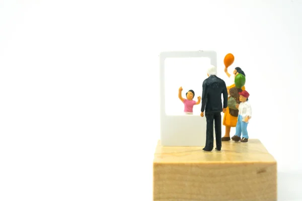 Miniature people. Businessman talk family with technology smartphone. Concept of communicating online. Stay in touch despite long distance, — Stock Photo, Image