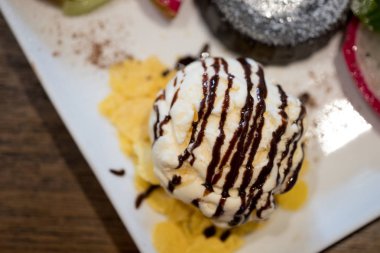 Çikolata soslu vanilyalı dondurma.