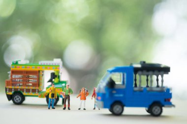 Minyatür insanlar : Yaz aylarında Tayland kırsal yolda sırt çantası otostop ile Traveler. Tayland seyahat ve macera kavramları ve otostop kavramı