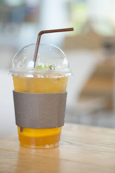 Plastikglas mit Tee-Limonade und Stroh — Stockfoto