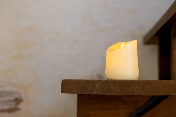 Bougie allumée posée sur un escalier en bois — Photo