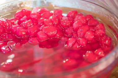 Sahte nar tohumu Tayland tatlısıdır. Su fındığı ve muhallebi unundan yapılır. Hindistancevizi sütü ya da şurupla reçele benziyor..