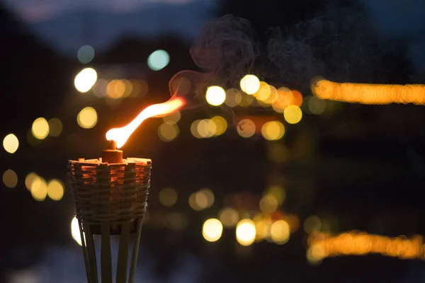 Lampe à huile de torches de bambou avec bokeh la nuit — Photo