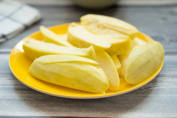 Snijd zure gele mango 's op gele schotel — Stockfoto