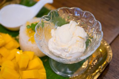 Hindistan cevizi sütlü dondurma, mango ve pilav.