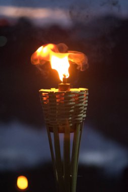Bambu meşaleleri yağlı lamba ile geceleri bokeh