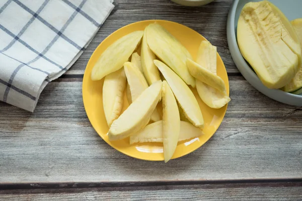 Snijd zure gele mango 's op gele schotel — Stockfoto