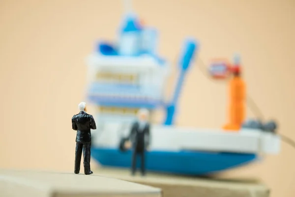 Personas en miniatura: hombre de negocios negocia la logística global de importación de exportación con fondo de barco — Foto de Stock