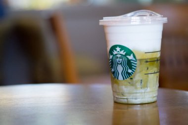 Bangkok, Tayland - 11 Ekim 2019: Starbucks Kahve Dükkanı 'nda 2019 tarihli Tayland Barista Projesi' nden bir bardak soğuk köpüklü kremalı kibrit espresso