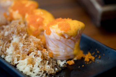 Somon rulolarına yakın çekim 