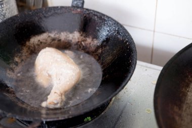 Bir parça tavuk fileto kızartmada sebze yağında kızartılır. 