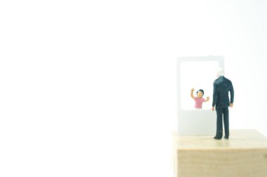 Baba cep telefonu oğlu ile görüntülü arama yapıyor.